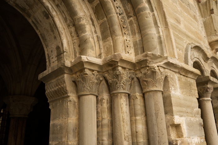 Capiteles del lado derecho de la portada de la sala capitular del monasterio de Carracedo